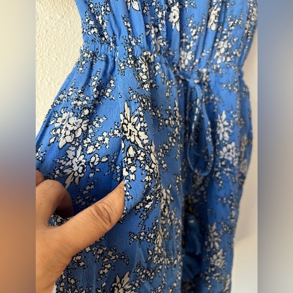 NWOT Chelsea & Violet Blue Floral
Romper -‎ Flowy & Feminine
Size XS - Picture 8 of 11